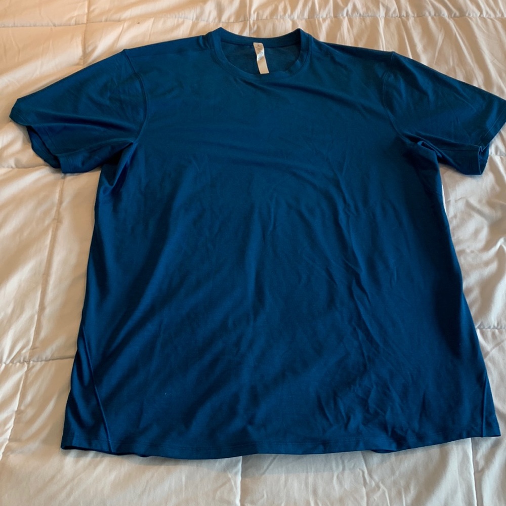 Lululemon Mens Short Sleeve Shirt - never worn or washed blue XL